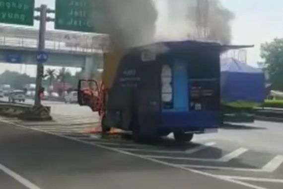 Mobil Boks Milik Kementerian PUPR Terbakar di Tol JORR, Kerugiannya Fantastis - JPNN.COM