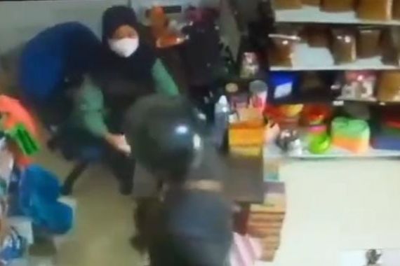 Polisi Kejar Perampok yang Satroni Pet Shop Di Colomadu - JPNN.COM