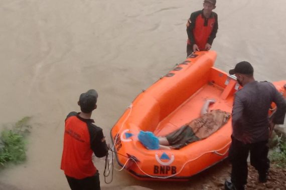 Jasad Khairumi Ditemukan 25 Km dari Lokasi Mobil yang Ditumpanginya Jatuh ke Jurang - JPNN.COM