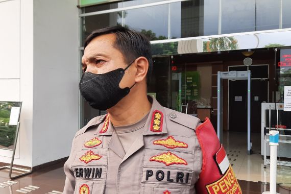 2 Pria Mencurigakan saat Sidang Munarman Diamankan Polisi - JPNN.COM