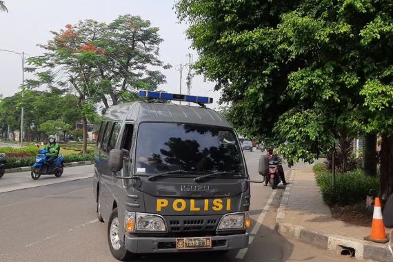 Hadir di PN Jaktim, Munarman Dikawal Polisi Bersenjata Laras Panjang - JPNN.COM