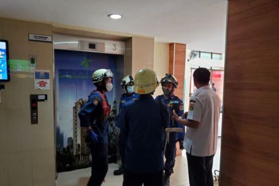 Wanita Terjebak di Lift Apartemen, Evakuasi Berlangsung Dramatis - JPNN.COM