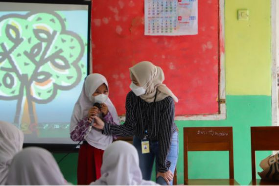 Milenial Jamkrindo Sebarkan Perilaku Hidup Sehat Kepada Para Pelajar di Geopark Ciletuh - JPNN.COM