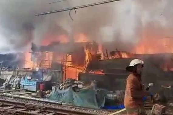 25 Rumah Petak di Senen Ludes Terbakar, Sebegini Kerugiannya - JPNN.COM