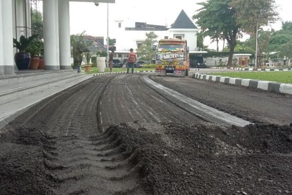 Proyek Perbaikan Jalan Rp 2 Miliar di Rumah Dinas Edy Rahmayadi Mulai Dikerjakan, Lihat - JPNN.COM
