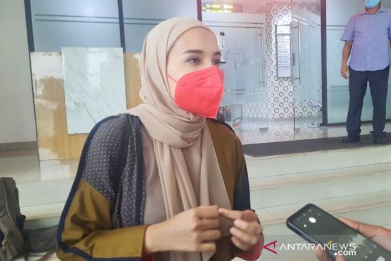 Soal Kasus Penggelapan, Zaskia Sungkar Diperiksa 5 Jam di Kejari Bogor - JPNN.COM
