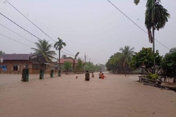 Banjir Melanda Pesisir Selatan, BPBD: Fokus Utama Kami Menyelamatkan Warga - JPNN.COM