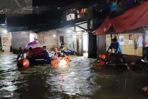 Banjir Setinggi 2 Meter Rendam Gunung Sitoli, Warga Dievakuasi - JPNN.COM