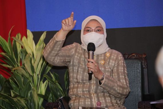 Ida Fauziyah Minta Pengusaha Berkomitmen Terapkan Struktur Upah yang Baik - JPNN.COM