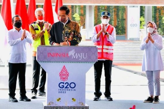 Didampingi Ganjar, Presiden Jokowi Resmikan Bandara di Blora - JPNN.COM