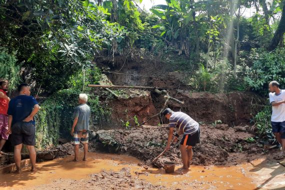 Tanggul Kali Angke 5 Jebol, Puluhan Rumah Warga di Pondok Petir Terendam Banjir - JPNN.COM