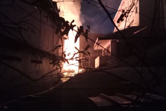 Kebakaran di Cikini: 17 Bangunan Ludes, Ada Petugas Sempat Digotong - JPNN.COM