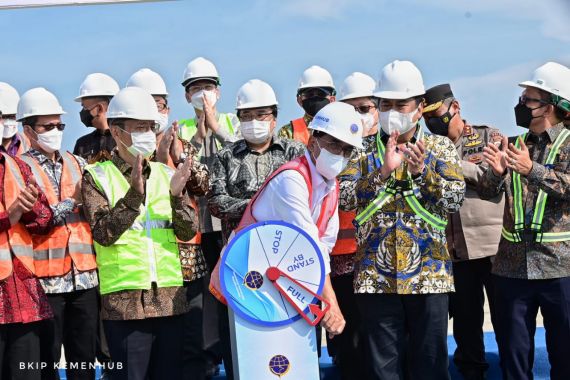 Menhub Budi Karya Lepas Ekspor Perdana dari Pelabuhan Patimban - JPNN.COM