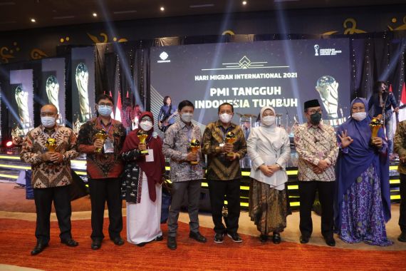 Menaker Ida Serahkan Indonesian Migrant Worker Awards 2021 ke 15 Stakeholder - JPNN.COM