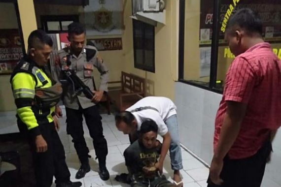 Pria Ini Diciduk Polisi Lantaran Kambing yang Dipikulnya, Oh Ternyata - JPNN.COM