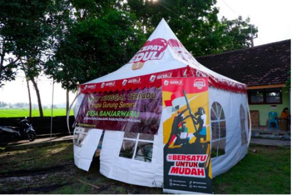 SiCepat Ekspres Salurkan Bantuan Kepada Warga Erupsi Gunung Semeru - JPNN.COM