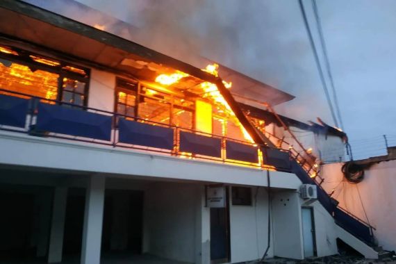 Kebakaran Melanda Gedung Universitas PGRI Ngagel Surabaya, Ada yang Terluka - JPNN.COM