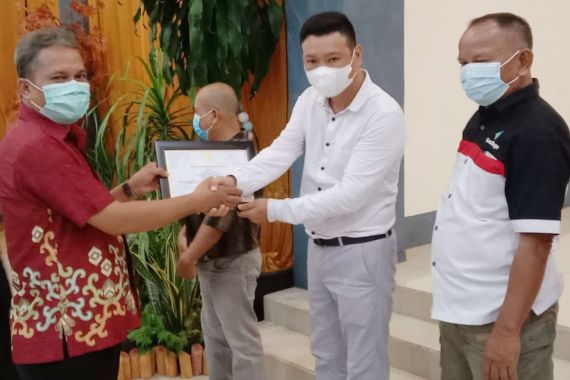 Berkontribusi Sosial di Sintang, Investor Tiongkok Ini Raih Penghargaan - JPNN.COM