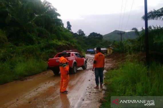 Material Longsor Dibersihkan, Akses Jalan Tapsel-Madina Jalur Pantai Barat Kembali Lancar - JPNN.COM