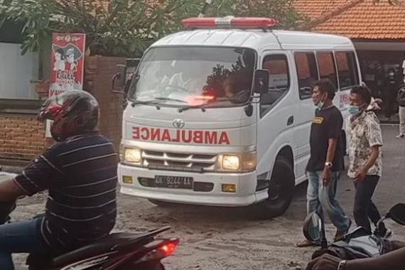 Bawa Jenazah Menuju Sumatra, Ambulans Ditabrak Mobil Boks di Depan Polda Metro Jaya - JPNN.COM