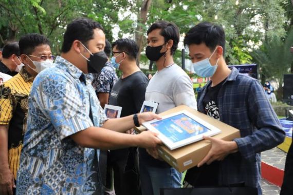 Wali Kota Tangerang Serahkan Hadiah bagi Pemenang Lomba Foto Rally Nasional - JPNN.COM