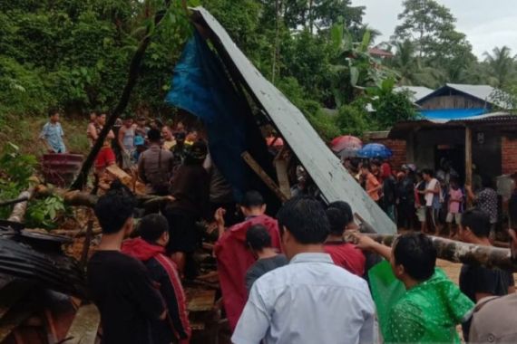 Sekeluarga Tertimbun Longsor di Gunungsitoli, 1 Orang Tewas, 3 Luka-Luka - JPNN.COM