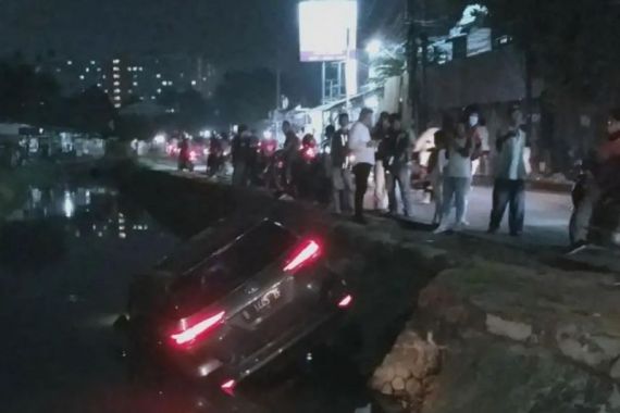 Fortuner Masuk Kali Cengkareng, Polisi: Sopir Diduga Mengantuk - JPNN.COM