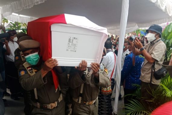 Jenazah Almarhum Eks Gubernur NTT Frans Lebu Raya Tiba di Rumah Duka, Masyarakat Sambut Isak Tangis - JPNN.COM