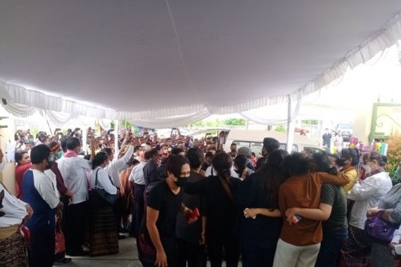 Isak Tangis Keluarga Sambut Kedatangan Jenazah Frans Lebu Raya di NTT  - JPNN.COM