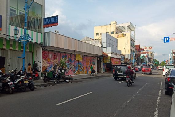 Pedagang Jalan Gatsu Solo Memprotes Mas Gibran - JPNN.COM
