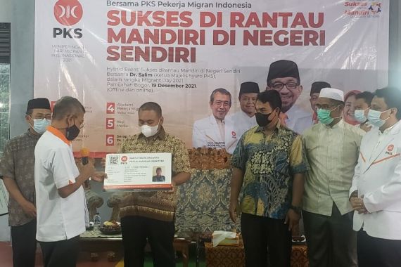 PKS Berkomitmen Bantu PMI lewat Pelatihan hingga Advokasi - JPNN.COM