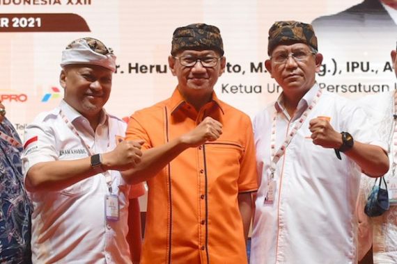 Heru Dewanto Serahkan Tongkat Estafet Kepemimpinan PII ke Danis dan Ilham Habibie - JPNN.COM
