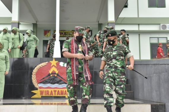 Mayjen TNI Wanti MF Mamahit Minta Yonif Raider 712/Wiratama Menjaga Citra TNI AD - JPNN.COM