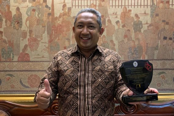 Yana Mulyana Mendapat Penghargaan sebagai Pemimpin Perubahan - JPNN.COM