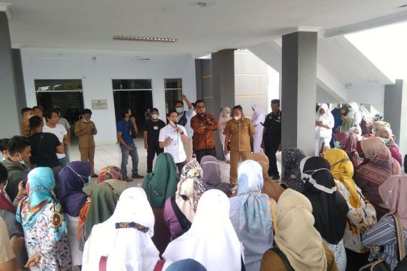 Tuntut Dana Piket, Ratusan Nakes Datangi DPRD - JPNN.COM