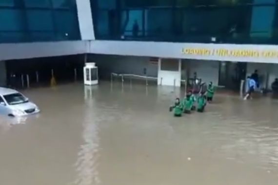 Viral, Banjir Melanda Terminal 3 Bandara Soetta, Lihat Fotonya - JPNN.COM