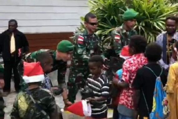 Aksi Prajurit TNI di Daerah Pedalaman Mimika Dipuji Pendeta Karel Magai - JPNN.COM