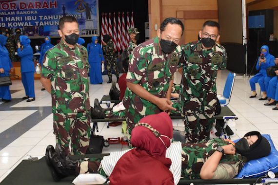Peringati Hari Ibu, Komandan Kodiklat TNI AL Laksdya TNI Nurhidayat Lakukan Ini, Keren - JPNN.COM