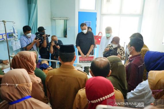 Bu Risma Bantu Pasien Pengidap Kanker Tulang Ganas di Aceh - JPNN.COM