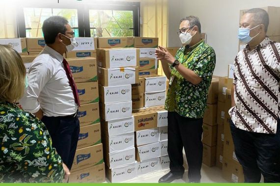 Kalbe dan LLDIKTI 3 Kirim Obat-obatan untuk Pengungsi Erupsi Semeru - JPNN.COM