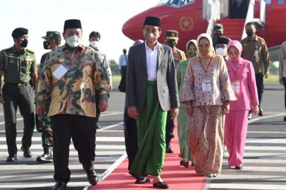 Buka Muktamar NU, Jokowi Sudah Pakai Sarung dari Jakarta, Dua Jenderal Mendampingi - JPNN.COM