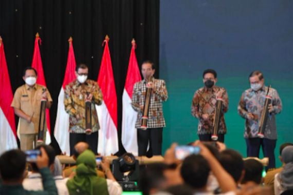 Presiden Jokowi Luncurkan 1.604 Sertifikat Badan Hukum BUM Desa - JPNN.COM
