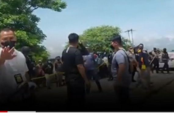 Viral, Polisi Larang Wartawan Rekam Rekonstruksi Kasus Pembunuhan Ibu dan Anak di Kupang - JPNN.COM