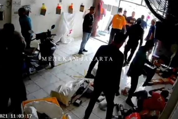 Perusahaan Jasa Ekspedisi di Jaktim Hancur, Karyawan Diserang Secara Membabi Buta - JPNN.COM