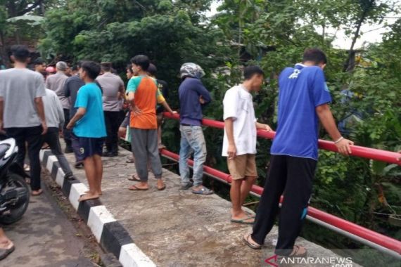 Santri Hilang Terseret Arus Sungai, Petugas Gabungan Memaksimalkan Pencarian  - JPNN.COM
