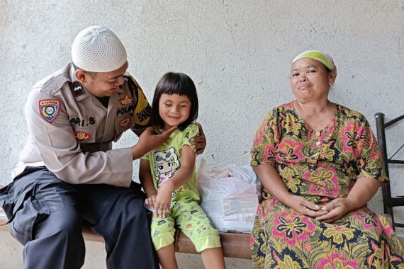 Kisah Inspiratif Aipda Ari: Sisihkan Gaji untuk Yatim dan Bantu Anak Buta - JPNN.COM