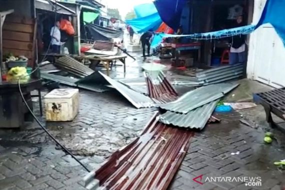 Angin Puting Terjang Makassar, Merusak Pintu Masjid Al Markaz Al Islami - JPNN.COM