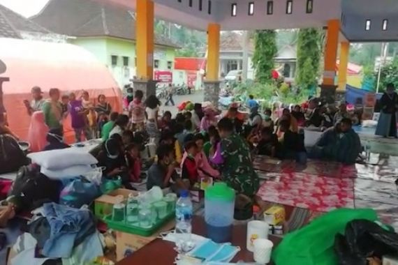 TNI AL Berikan Terapi Trauma Healing dan Santuni Korban Bencana Semeru - JPNN.COM