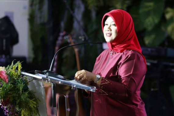 Ibu Negara Sanjung Guru Besar Perempuan Pertama dan Termuda di Indonesia - JPNN.COM