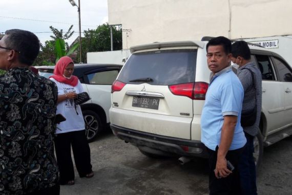 Kaca Mobil Pajero Sport Pecah, Uang Rp 240 Juta Raib Digondol Pelaku - JPNN.COM